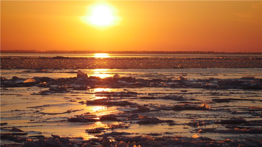 A medida que las temperaturas en Songyuan, provincia de Jilin, noreste de China, rozan los -10 ° C, el lago Chagan comienza a congelarse. [Foto por Xu Yang / para chinadaily.com.cn]