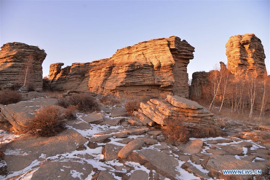 La foto, tomada el 25 de noviembre de 2019, muestra la vista al anochecer del geoparque global Hexigten, una atracción turística en Hexigten, ciudad de Chifeng, en Mongolia Interior, al norte de China. El geoparque global Hexigten es un lugar de interés calificado como 5A, nivel más alto en las categorías de calificación en China. El geoparque, formado de manera natural, es famoso por su singularidad en términos de formas de piedra. (Xinhua/Xu Qin)