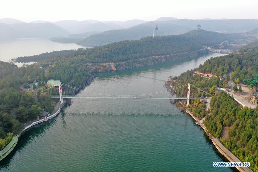 Paisaje de embalse en Danjiangkou, ciudad de Nanyang, provincia de Henan. El embalse de Danjiangkou es la fuente de agua de la ruta central del proyecto hídrico de recanalización sur-norte. 23 de noviembre del 2019. (Foto: Xinhua /Feng Dapeng)