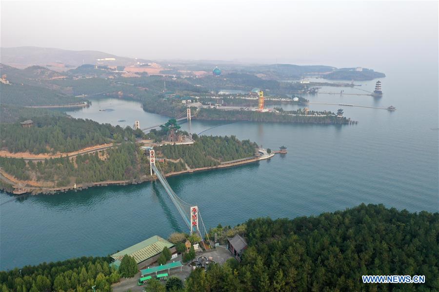Paisaje de embalse en Danjiangkou, ciudad de Nanyang, provincia de Henan. El embalse de Danjiangkou es la fuente de agua de la ruta central del proyecto hídrico de recanalización sur-norte. 23 de noviembre del 2019. (Foto: Xinhua /Feng Dapeng)