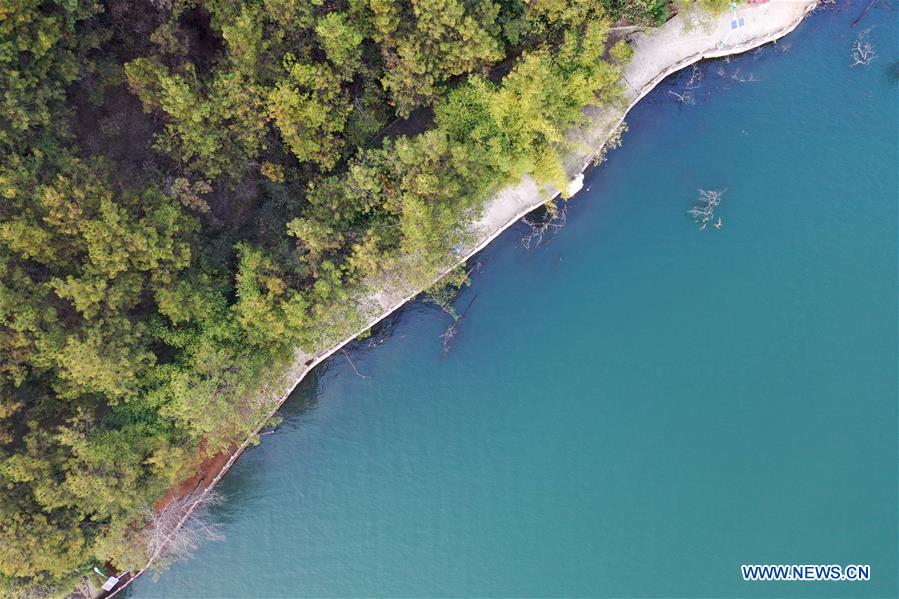 Paisaje de embalse en Danjiangkou, ciudad de Nanyang, provincia de Henan. El embalse de Danjiangkou es la fuente de agua de la ruta central del proyecto hídrico de recanalización sur-norte. 23 de noviembre del 2019. (Foto: Xinhua /Feng Dapeng)