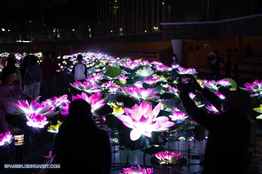 Visitantes disfrutan de las vistas nocturnas durante el Festival de Luces de Macao 2019, en Macao, en el sur de China, el 1 de diciembre de 2019. (Xinhua/Cheong Kam Ka)