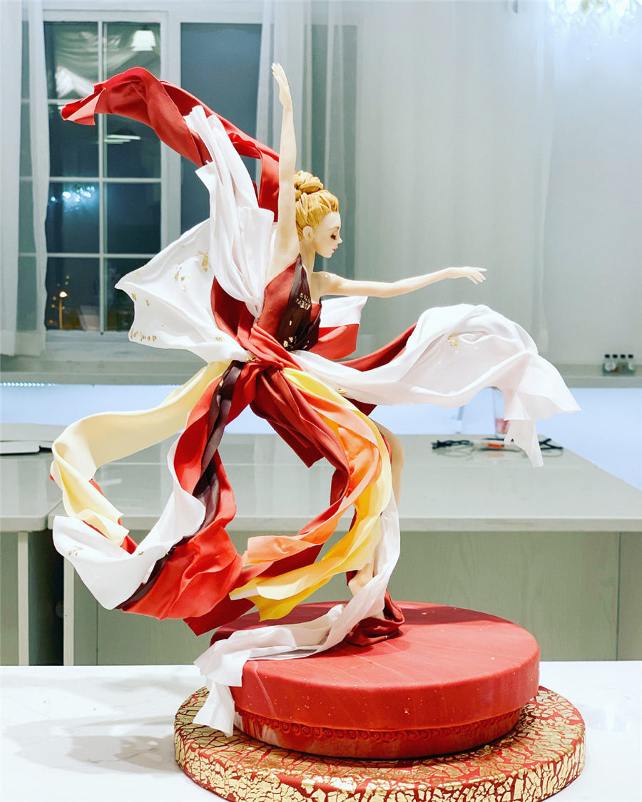 Un pastel estilo fondant, diseñado por la maestra repostera Wang Hui. [Foto: proporcionada a chinadaily.com.cn]