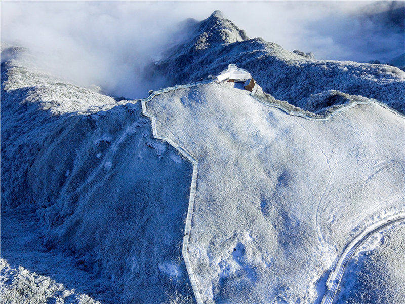 Las laderas cubiertas de nieve como grandes murallas blancas de la montaña.  (Fotos: Chen Chunzhi/para chinadaily.com.cn)