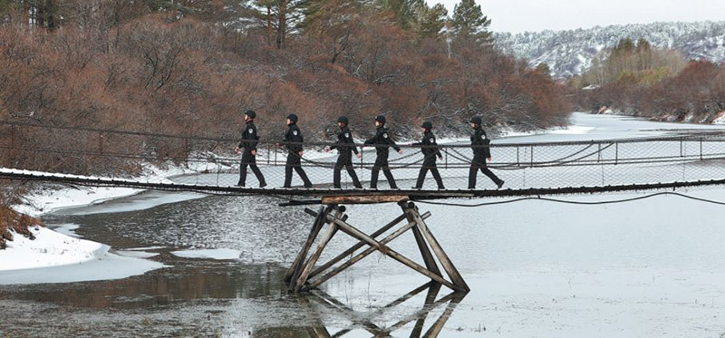 Los guardias soportan el frío extremo para mantener la frontera segura