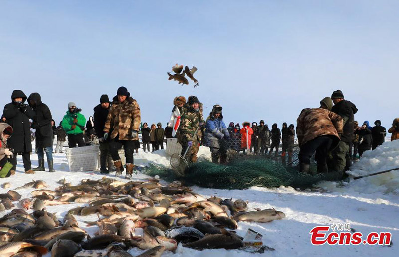 Se celebran actividades de pesca en hielo en el lago Nuogan de Mongolia Interior