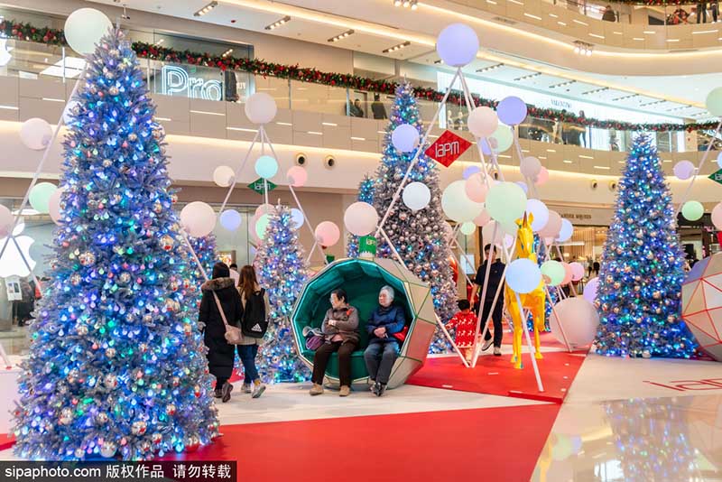 Decoraciones navideñas alegran un centro comercial en Shanghai, el 22 de diciembre de 2019. [Foto / Sipa]