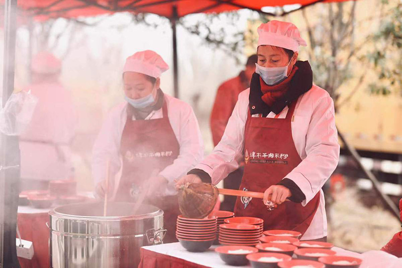 Baten un nuevo récord mundial de tazones de fideos de arroz en Hunan