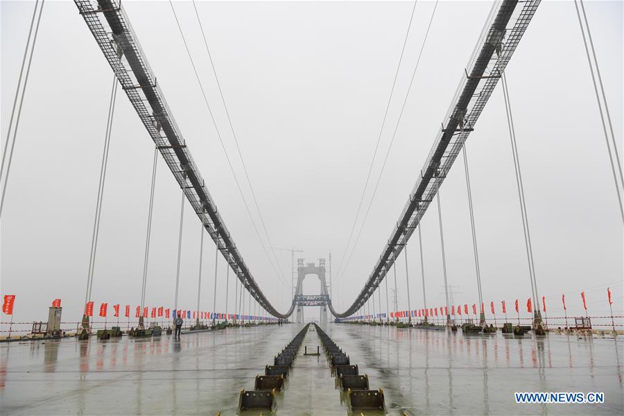 Finaliza la construcción del cuerpo principal del primer puente colgante de China con autopista y línea de ferrocarril 