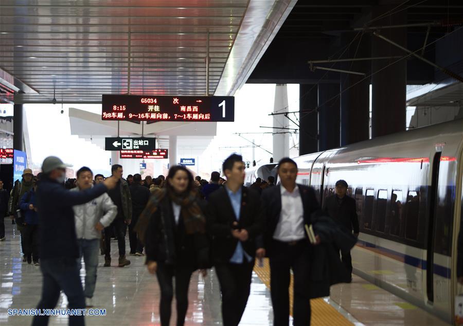 Pasajeros caminan en la plataforma de la Estación Ganzhou Oeste, en la ciudad de Ganzhou, provincia de Jiangxi, en el este de China, el 26 de diciembre de 2019. Un ferrocarril de alta velocidad inició operaciones el jueves en la provincia china de Jianxi, enlazando la capital provincial Nanchang con la "cuna de la revolución china" Jinggangshan y la zona rica en tierras raras de Ganzhou. La vía de 418 kilómetros de largo está diseñada para una velocidad de 350 km por hora y acorta el antiguo viaje por tren de cuatro horas a menos de dos horas. (Xinhua/Zhang Haobo)