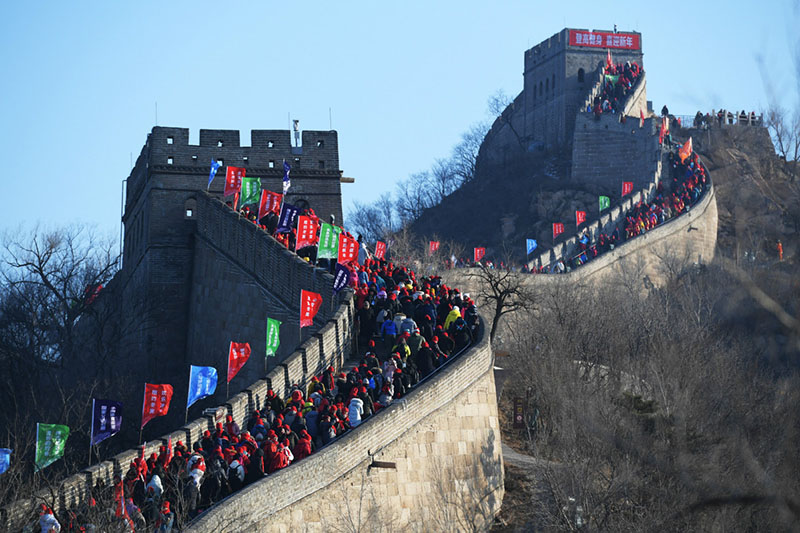 La gente celebra el año nuevo paseando por la Gran Muralla