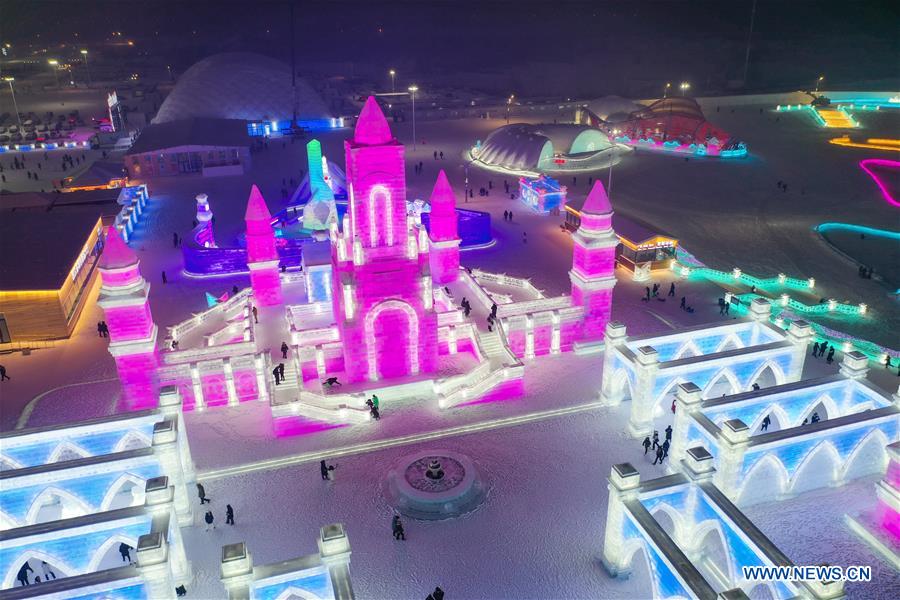 Vista nocturna del XXI Festival del Mundo de Hielo y Nieve de Harbin