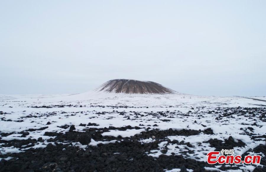 El grupo de volcanes Ulan Hada quedan cubiertos por la nieve