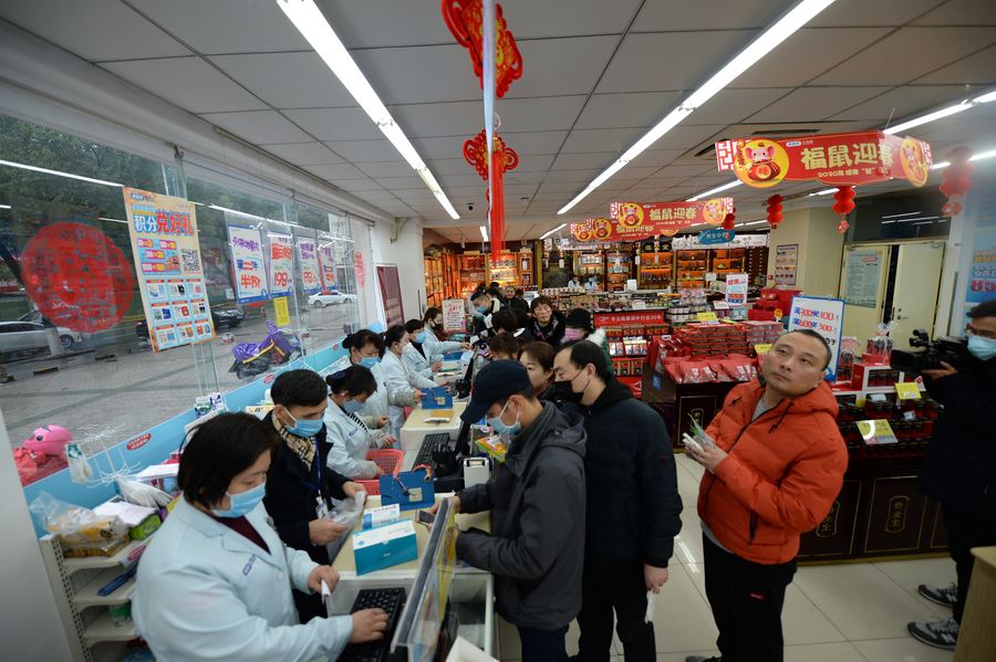 China prohíbe reuniones y exámenes masivos en escuelas durante brote de neumonía