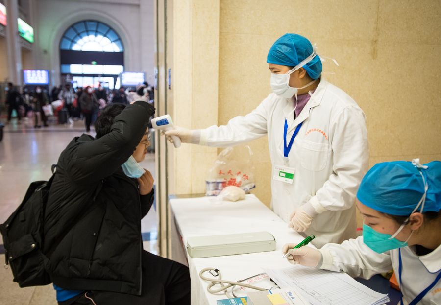 China proporciona información multilingüe a extranjeros sobre brote de coronavirus