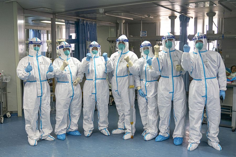 Trabajadores médicos muestran su elevado espíritu en la UCI (unidad de cuidados intensivos) del Hospital Zhongnan de la Universidad de Wuhan, en la ciudad del mismo nombre de la provincia central china de Hubei, el 24 de enero de 2020. (Xinhua/Xiong Qi)