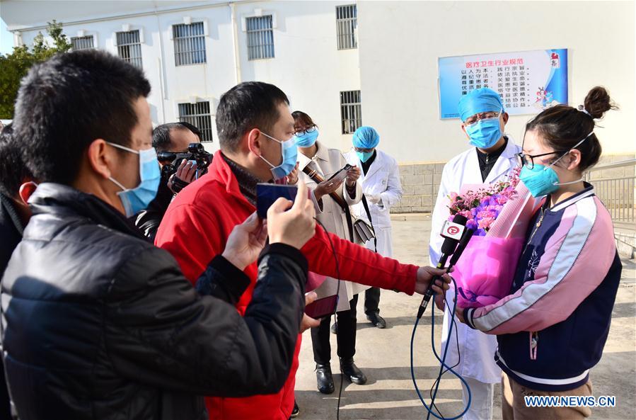 QUJING, 2 febrero, 2020 (Xinhua) -- Una paciente curada luego de estar infectada con coronavirus es entrevistada después de haber sido dada de alta del hospital en Qujing, provincia de Yunnan, en el suroeste de China, el 2 de febrero de 2020. (Xinhua/Str)