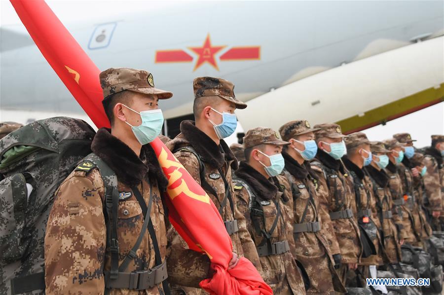 Personal médico militar trasladado en avión por ocho grandes aviones de transporte de la fuerza aérea del Ejército Popular de Liberación, llega al Aeropuerto Internacional Tianhe en Wuhan, provincia de Hubei, en el centro de China, el 2 de febrero de 2020. (Xinhua/Cheng Min)