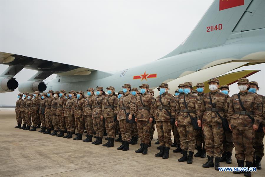 Personal médico militar trasladado en avión por ocho grandes aviones de transporte de la fuerza aérea del Ejército Popular de Liberación, llega al Aeropuerto Internacional Tianhe en Wuhan, provincia de Hubei, en el centro de China, el 2 de febrero de 2020. (Xinhua/Li Shining)