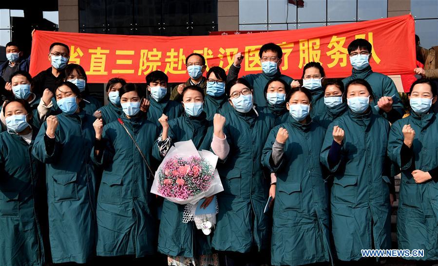 ZHENGZHOU, 2 febrero, 2020 (Xinhua) -- Integrantes de un equipo médico posan antes de partir a Wuhan en la provincia de Hubei, en Zhengzhou, provincia de Henan, en el centro de China, el 2 de febrero de 2020. El segundo grupo de 122 trabajadores médicos de Henan salieron el domingo para ayudar a los esfuerzos de control del nuevo coronavirus en Wuhan. (Xinhua/Li An)