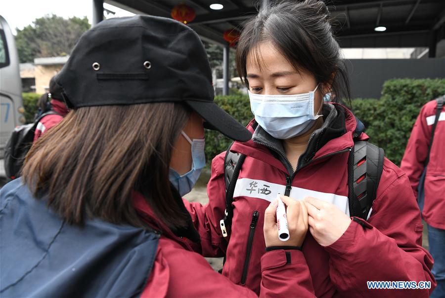 CHENGDU, 2 febrero, 2020 (Xinhua) -- Personal médico escribe sus nombres y hospitales sobre la ropa antes de salir para Wuhan, provincia de Hubei, en el aeropuerto en Chengdu, capital de la provincia de Sichuan, en el suroeste de China, el 2 de febrero de 2020. El tercer grupo de 126 trabajadores médicos de la provincia de Sichuan salió el domingo a Wuhan para ayudar a la provincia de Hubei en su lucha contra el nuevo coronavirus. (Xinhua/Wang Xi)