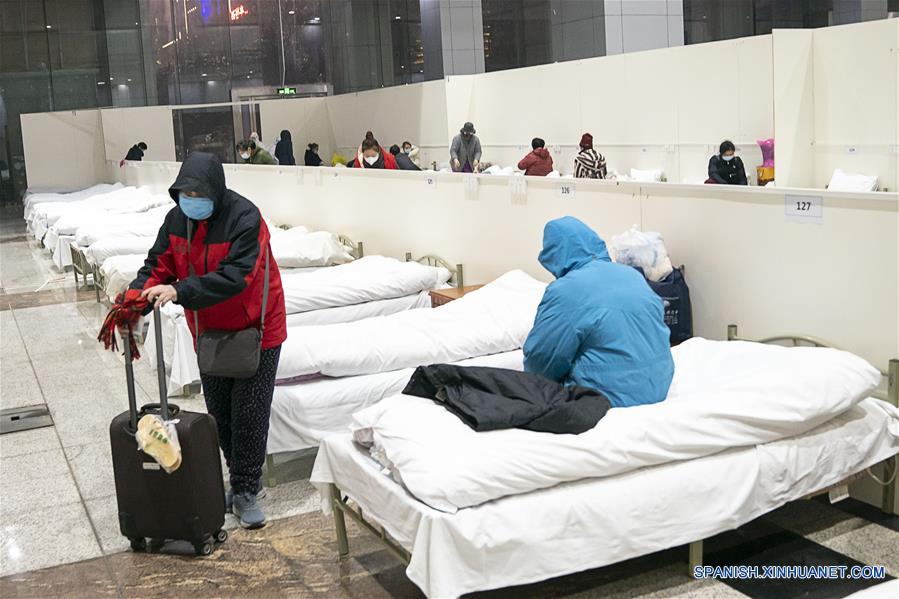 WUHAN, 5 febrero, 2020 (Xinhua) -- Pacientes infectados con el nuevo coronavirus se instalan en un hospital improvisado convertido de un centro de exposiciones en Wuhan, provincia de Hubei, en el centro de China, el 5 de febrero de 2020. El primer hospital improvisado convertido de un centro de exposiciones en la ciudad de Wuhan afectada por la epidemia de China, comenzó a aceptar pacientes el miércoles. El hospital puede proporcionar aproximadamente 1.600 camas para pacientes infectados. (Xinhua/Xiong Qi)