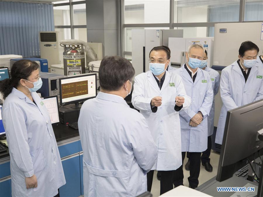 El primer ministro chino, Li Keqiang, también miembro del Comité Permanente del Buró Político del Comité Central del Partido Comunista de China (PCCh) y jefe del grupo dirigente del Comité Central del PCCh sobre prevención y control del brote del nuevo coronavirus, inspecciona el Instituto de Biología Patógena en la Academia China de Ciencias Médicas en Beijing, capital de China, el 9 de febrero de 2020. (Xinhua/Wang Ye)