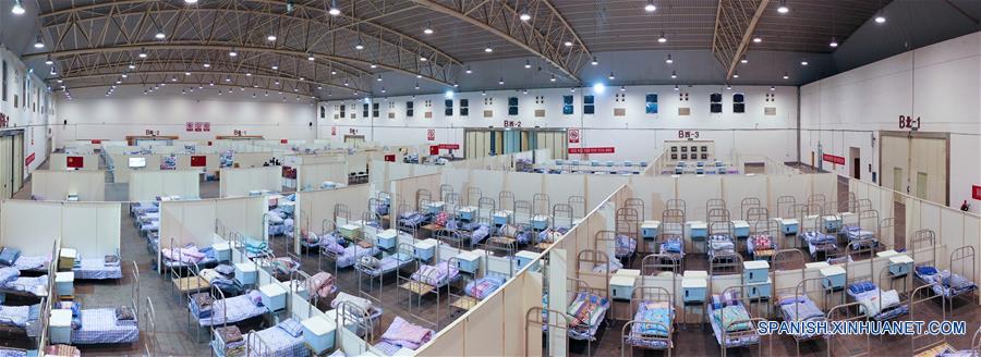 WUHAN, 8 febrero, 2020 (Xinhua) -- Imagen aérea compuesta del 8 de febrero de 2020 de la unidad de enfermería B del "Wuhan Livingroom" en Wuhan, provincia de Hubei, en el centro de China. El complejo de edificios culturales denominado "Wuhan Livingroom," que se convirtió en hospital para recibir pacientes infectados con el nuevo coronavirus, está diseñado para alojar 2,000 camas. La unidad de enfermería B del hospital está lista, mientras la unidad A se ha puesto en uso antes. (Xinhua/Li He)