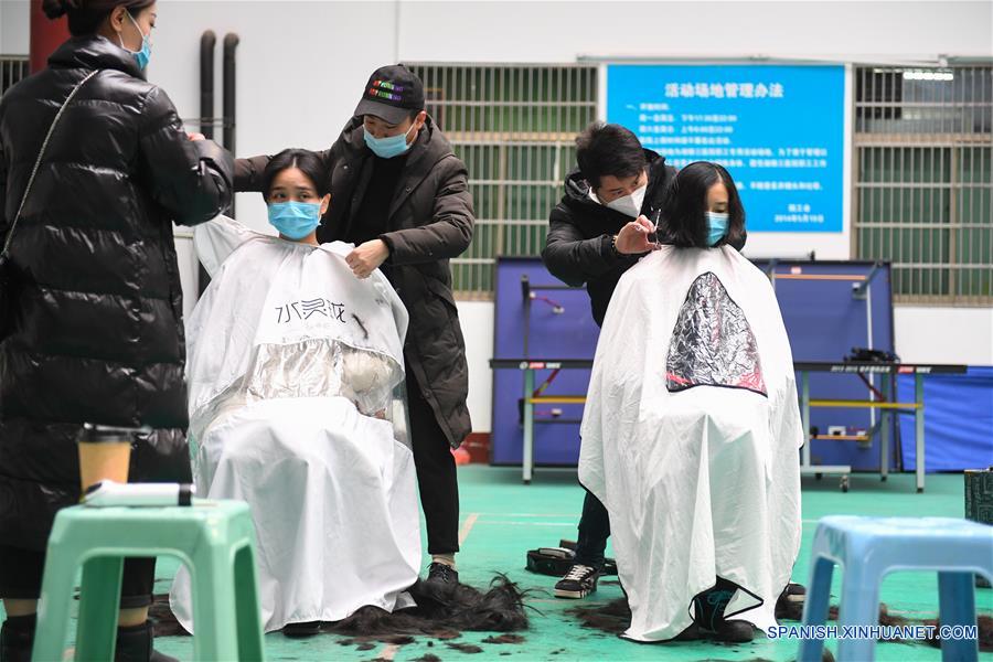CHANGSHA, 8 febrero, 2020 (Xinhua) -- Integrantes de un equipo médico cortan su cabello para usar mejor los productos de protección antes de partir a Wuhan en la provincia de Hubei, en el Tercer Hospital Xiangya de la Universidad Centro Sur en Changsha, provincia de Hunan, en el centro de China, el 8 de febrero de 2020. Trabajadores médicos del tercer grupo del Segundo Hospital Xiangya de la Universidad Centro Sur y el primer grupo del Tercer Hospital Xiangya de la Universidad Centro Sur partieron hacia Wuhan el sábado, el día del Festival de la Linterna, para ayudar a los esfuerzos de control del nuevo coronavirus. (Xinhua/Chen Zeguo)