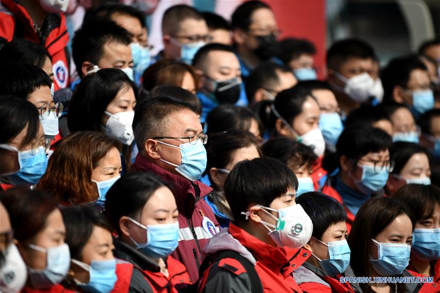 XI'AN, 8 febrero, 2020 (Xinhua) -- Integrantes de un equipo médico asisten a la ceremonia de despedida antes de partir a la provincia de Hubei en el Hospital Segundo Afiliado de la Universidad Xi'an Jiaotong en Xi'an, capital de la provincia Shaanxi, en el noroeste de China, el 8 de febrero de 2020. Un equipo médico compuesto por 130 integrantes del Hospital Segundo Afiliado de la Universidad Xi'an Jiaotong partió de Xi'an para la provincia de Hubei el sábado para ayudar a los esfuerzos de control del nuevo coronavirus allá. (Xinhua/Li Yibo)