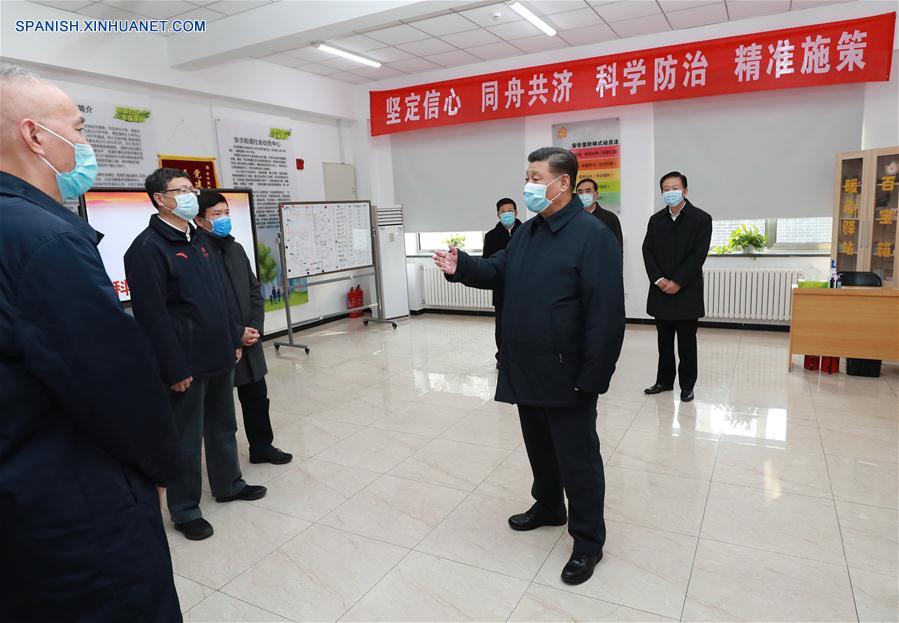 El presidente chino, Xi Jinping, también secretario general del Comité Central del Partido Comunista de China y presidente de la Comisión Militar Central, inspecciona las labores de prevención y control de la neumonía causada por el nuevo coronavirus en Beijing, capital de China, el 10 de febrero de 2020. Xi visitó la comunidad de Anhuali, en el distrito de Chaoyang de Beijing, para conocer sobre la prevención y control de la epidemia en el nivel primario y el suministro de las necesidades diarias. El también extendió sus saludos a los habitantes y trabajadores de la comunidad. (Xinhua/Pang Xinglei)