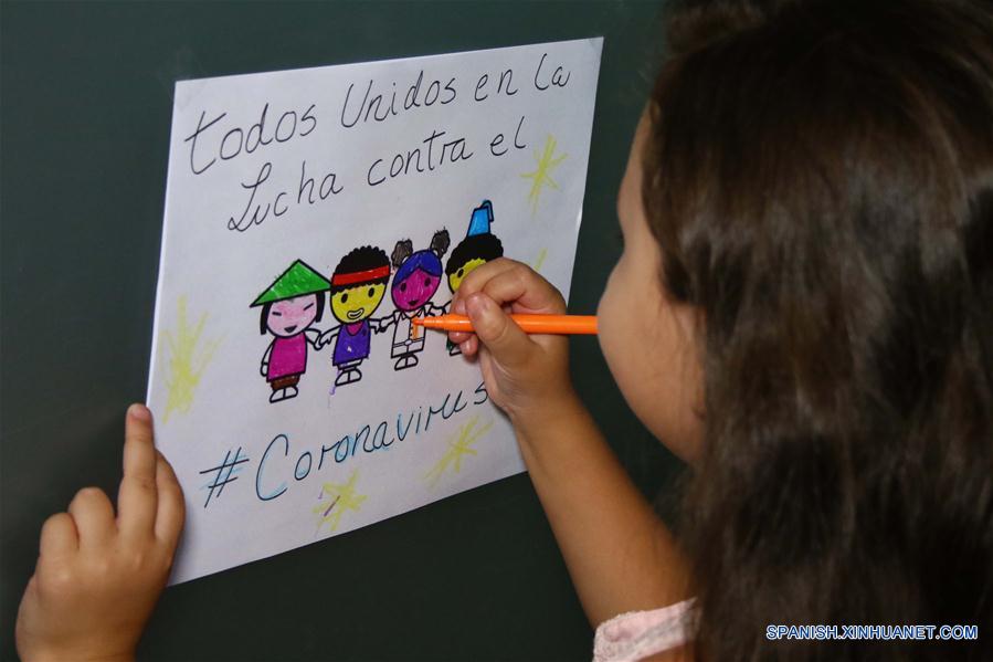 SANTIAGO, 12 febrero, 2020 (Xinhua) -- Danna Suárez, de 5 años, realiza un dibujo en apoyo a la lucha de China contra la neumonía causada por el nuevo coronavirus, en Santiago, capital de Chile, el 10 de febrero de 2020. (Xinhua/Mario Dávila/AGENCIAUNO)