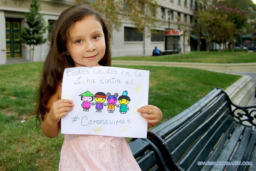 SANTIAGO, 12 febrero, 2020 (Xinhua) -- Danna Suárez, de 5 años, muestra un dibujo que ella elaboró en apoyo a la lucha de China contra el nuevo coronavirus, en Santiago, capital de Chile, el 10 de febrero de 2020. (Xinhua/Mario Dávila/AGENCIAUNO)