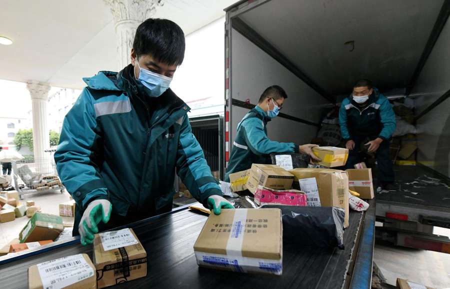 Correos clasifican paquetes en una estación de manejo de una sucursal de Correos de China del condado Xianju, provincia de Zhejiang, 10 de febrero del 2020. (Foto: Wang Huabin/ Pueblo en Línea)