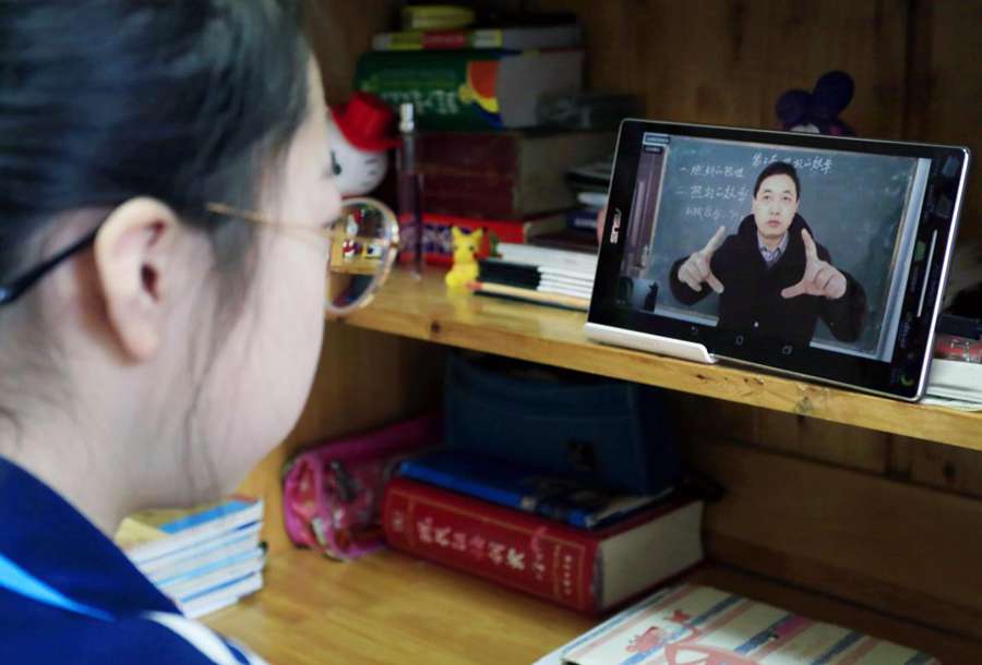 Un estudiante de Yuncheng, en la provincia de Shanxi, asiste el 9 de febrero a una clase en línea. Todas las escuelas de la ciudad han lanzado cursos en línea para evitar la propagación del nuevo coronavirus. (Foto: Jiang Hua/ Pueblo en Línea)