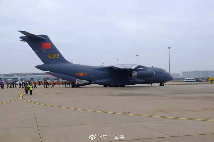 Las Fuerzas Aéreas del Ejército Popular de Liberación utilizó seis aviones de transporte Y-20, tres Il-76 y dos Y-9 para transportar a esos profesionales médicos, así como suministros médicos de siete ciudades de todo el país, incluido Urumqi, Shenyang y Chengdu. [Foto / CNR]