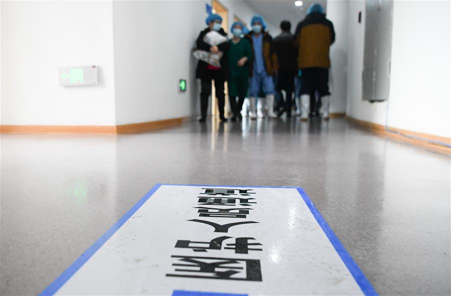 WUHAN, 14 febrero, 2020 (Xinhua) -- Trabajadores médicos se preparan en el hospital provisional Jiangxia, en Wuhan, capital de la provincia de Hubei, en el centro de China, el 14 de febrero de 2020. Se espera que el hospital provisional Jiangxia, un hospital de 400 camas convertido de un centro deportivo al aire libre, reciba a los pacientes de neumonía COVID-19 con síntomas leves el viernes. El hospital en el primer hospital provisional que adoptará principalmente el tratamiento de medicinas tradicionales chinas para curar a los pacientes. (Xinhua/Cheng Min)