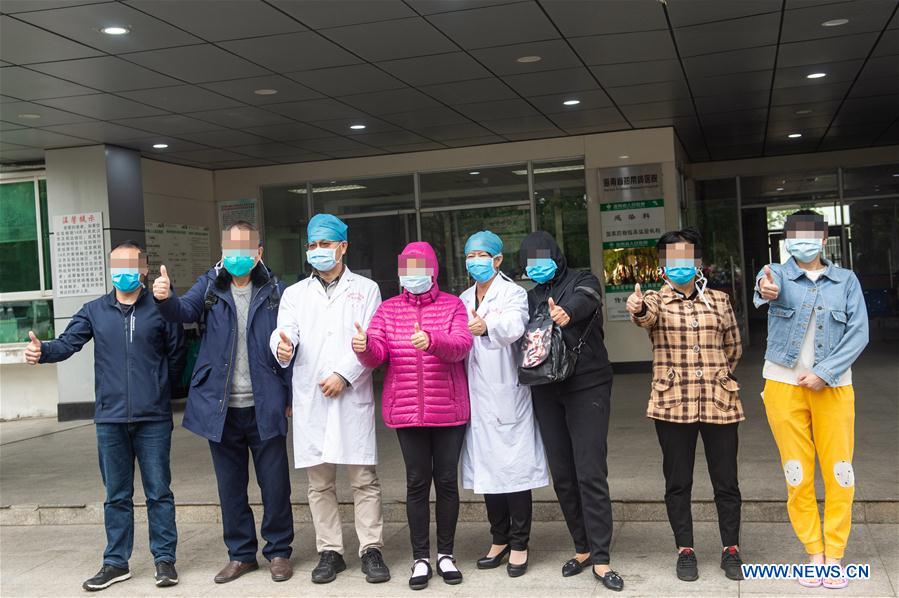 HAIKOU, 17 febrero, 2020 (Xinhua) -- Pacientes recuperados posan para una fotografía grupal con trabajadores de la salud en el Hospital General de Hainan, en Haikou, provincia de Hainan, en el sur de China, el 17 de febrero de 2020. Seis pacientes infectados con el nuevo coronavirus fueron dados de alta del hospital el lunes después de su recuperación en la provincia de Hainan, en el sur de China. (Xinhua/Zhang Liyun)