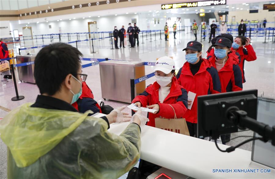 CHONGQING, 15 febrero, 2020 (Xinhua) -- Integrantes de un equipo médico de Chongqing se registran en el Aeropuerto Internacional Chongqing Jiangbei, en la municipalidad de Chongqing, en el sureste de China, el 15 de febrero de 2020. El noveno equipo de 100 trabajadores médicos de Chongqing salió a la provincia de Hubei el sábado para ayudar a los esfuerzos de control del nuevo coronavirus allá. (Xinhua/Huang Wei)