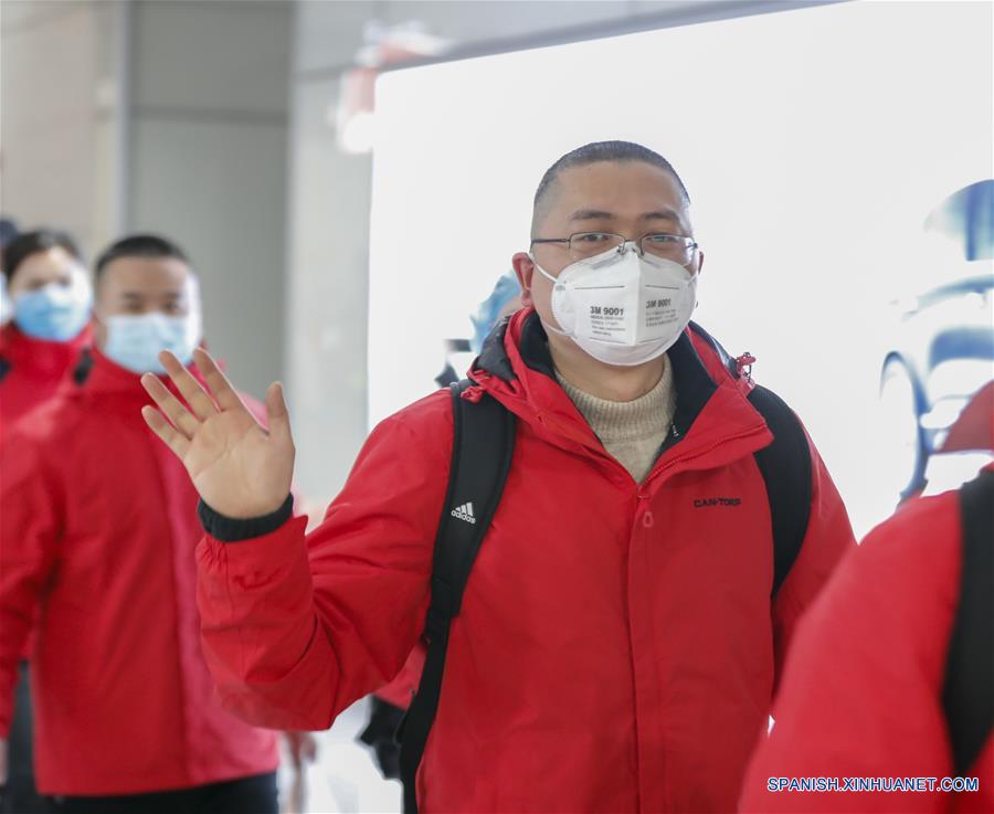 CHONGQING, 15 febrero, 2020 (Xinhua) -- Un integrante del equipo médico de Chongqing se despide antes de partir a la provincia de Hubei, en el Aeropuerto Internacional Chongqing Jiangbei, en la municipalidad de Chongqing, en el sureste de China, el 15 de febrero de 2020. El noveno equipo de 100 trabajadores médicos de Chongqing salió a la provincia de Hubei el sábado para ayudar a los esfuerzos de control del nuevo coronavirus allá. (Xinhua/Huang Wei)