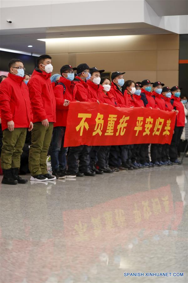 CHONGQING, 15 febrero, 2020 (Xinhua) -- Integrantes de un equipo médico de Chongqing asisten a una ceremonia antes de partir para la provincia de Hubei en el Aeropuerto Internacional Chongqing Jiangbei, en la municipalidad de Chongqing, en el sureste de China, el 15 de febrero de 2020. El noveno equipo de 100 trabajadores médicos de Chongqing salió a la provincia de Hubei el sábado para ayudar a los esfuerzos de control del nuevo coronavirus allá. (Xinhua/Huang Wei)