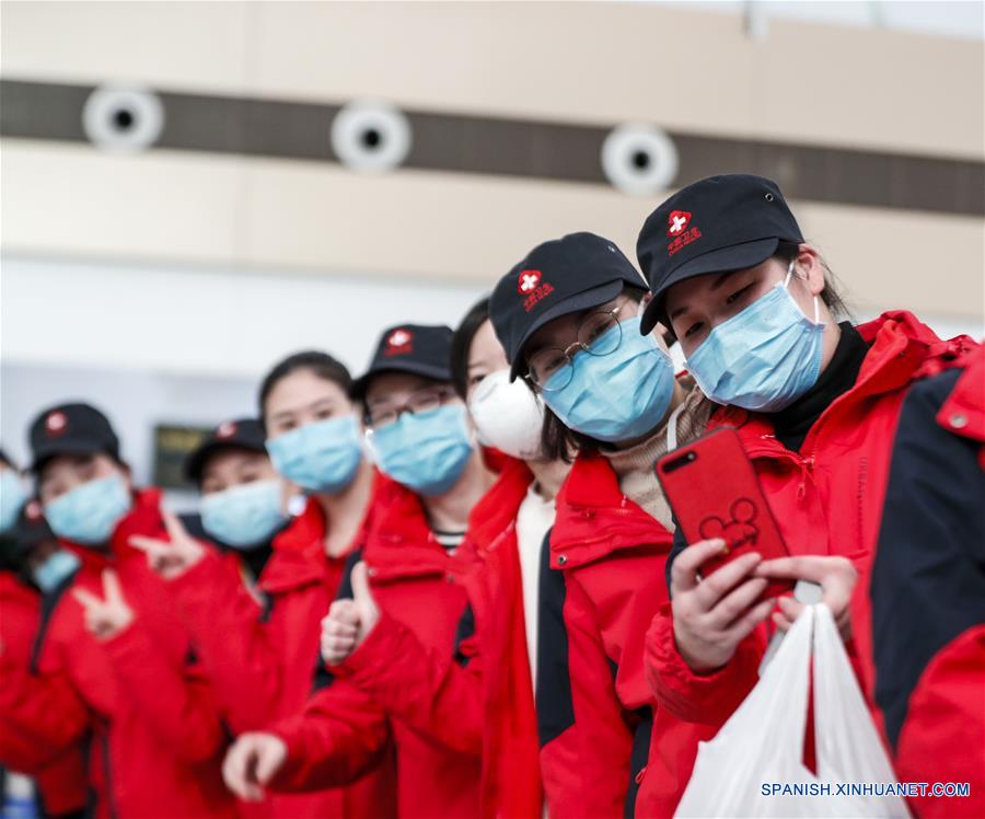 CHONGQING, 15 febrero, 2020 (Xinhua) -- Integrantes de un equipo médico de Chongqing posan antes de partir a la provincia de Hubei en el Aeropuerto Internacional Chongqing Jiangbei, en la municipalidad de Chongqing, en el sureste de China, el 15 de febrero de 2020. El noveno equipo de 100 trabajadores médicos de Chongqing salió a la provincia de Hubei el sábado para ayudar a los esfuerzos de control del nuevo coronavirus allá. (Xinhua/Huang Wei)