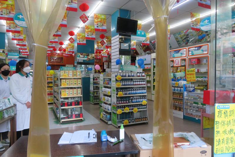 Esta foto sin fecha muestra una farmacia vacía en Wenzhou.  La farmacia es una de las pocas tiendas que permanecen abiertas en la ciudad en medio del brote del nuevo coronavirus.  [Foto: proporcionada por Peter Bentley]