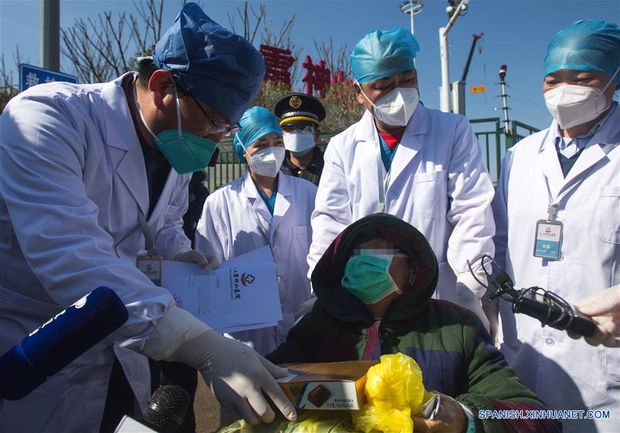 WUHAN, 18 febrero, 2020 (Xinhua) -- Trabajadores médicos entregan un regalo a una paciente curada de 83 años de edad en el Hospital Leishenshan (Montaña del Dios del Trueno), en Wuhan, capital de la provincia de Hubei, en el centro de China, el 18 de febrero de 2020. El Hospital Leishenshan, un hospital provisional construido en Wuhan en medio de la enfermedad de nuevo coronavirus (COVID-19), vio el martes sus primeros dos pacientes curados. (Xinhua/Xiao Yijiu)