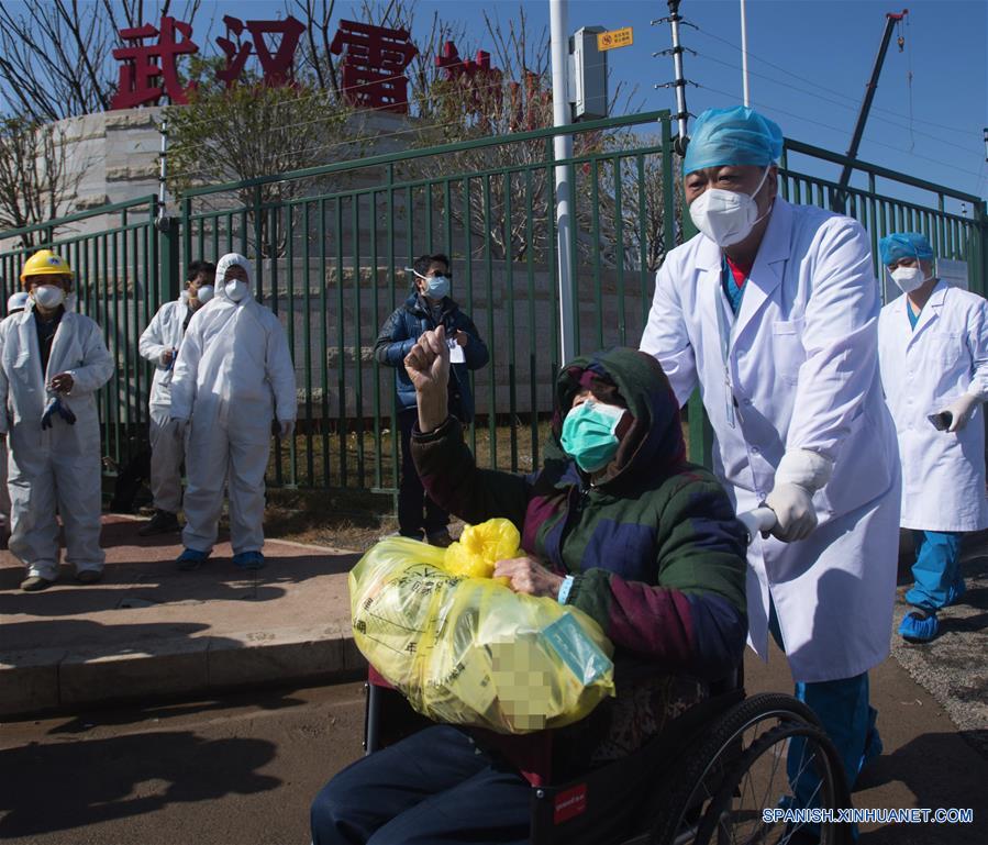 WUHAN, 18 febrero, 2020 (Xinhua) -- Una paciente curada de 83 años de edad gesticula mientras sale del Hospital Leishenshan (Montaña del Dios del Trueno), en Wuhan, capital de la provincia de Hubei, en el centro de China, el 18 de febrero de 2020. El Hospital Leishenshan, un hospital provisional construido en Wuhan en medio de la enfermedad de nuevo coronavirus (COVID-19), vio el martes sus primeros dos pacientes curados. (Xinhua/Xiao Yijiu)