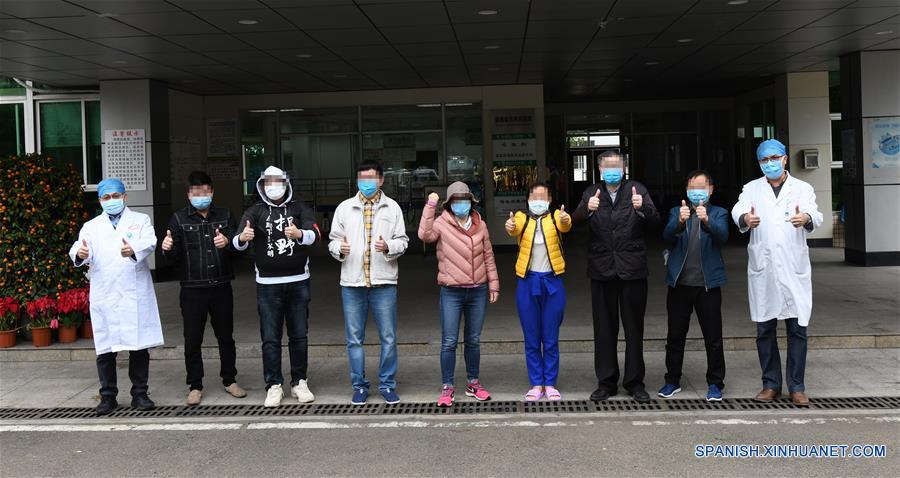 HAIKOU, 18 febrero, 2020 (Xinhua) -- Siete pacientes recuperados de coronavirus posan con trabajadores médicos en el Hospital Popular de Hainan, en Haikou, provincia de Hainan, en el sur de China, el 18 de febrero de 2020. Ocho pacientes que fueron infectados con el nuevo coronavirus, incluyendo dos en condición crítica, fueron dados de alta del hospital el martes después de recuperarse, en la provincia de Hainan, en el sur de China. (Xinhua/Yang Guanyu)