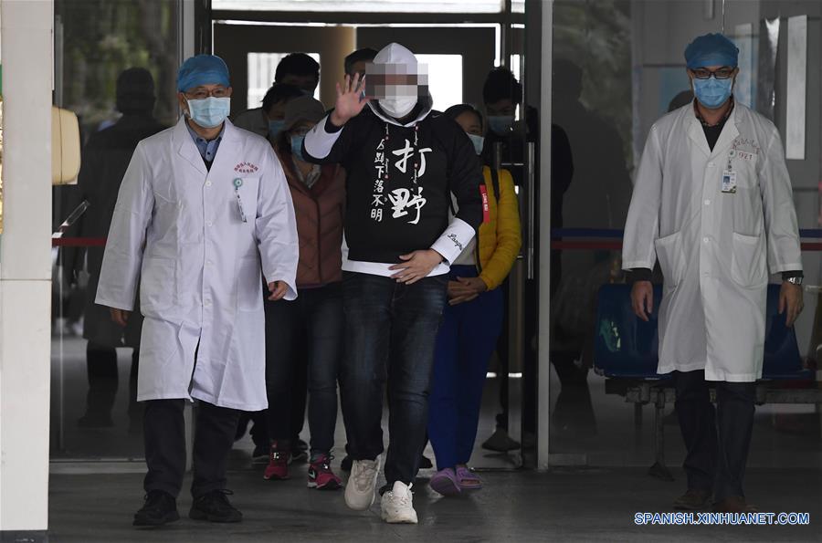 HAIKOU, 18 febrero, 2020 (Xinhua) -- Un paciente recuperado de coronavirus (c), camina con trabajadores médicos en el Hospital Popular de Hainan, en Haikou, provincia de Hainan, en el sur de China, el 18 de febrero de 2020. Ocho pacientes que fueron infectados con el nuevo coronavirus, incluyendo dos en condición crítica, fueron dados de alta del hospital el martes después de recuperarse, en la provincia de Hainan, en el sur de China. (Xinhua/Yang Guanyu)