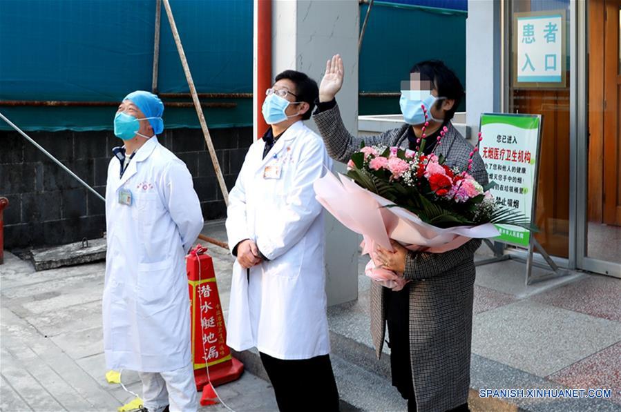 KUNMING, 19 febrero, 2020 (Xinhua) -- Un paciente que se recuperó de neumonía causada por el nuevo coronavirus saluda a las personas antes de ser dado de alta del Hospital Popular en Tengchong, provincia de Yunnan, en el suroeste de China, el 19 de febrero de 2020. (Xinhua/Guan Zhiqin)