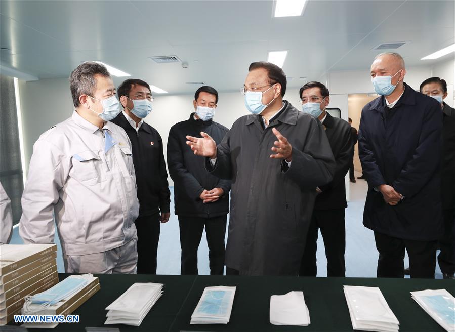 El primer ministro chino, Li Keqiang, también miembro del Comité Permanente del Buró Político del Comité Central del Partido Comunista de China (PCCh) y jefe del grupo dirigente del Comité Central del PCCh sobre la prevención y el control del brote del nuevo coronavirus, inspecciona una compañía de suministros médicos en el distrito de Haidian de Beijing, capital de China, el 21 de febrero de 2020. Li Keqiang pidió el viernes tomar múltiples medidas para incrementar la producción y el suministro de materiales médicos y de control de la epidemia. (Xinhua/Ding Lin)