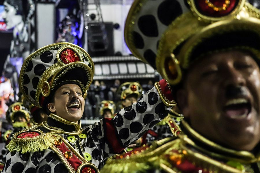Miembros de la escuela de samba "Dragoes da Real" participan durante la primera noche de desfile de escuelas de samba del Carnaval, en Sao Paulo, Brasil, durante las primeras horas del 22 de febrero de 2020. (Xinhua/Rahel Patrasso)